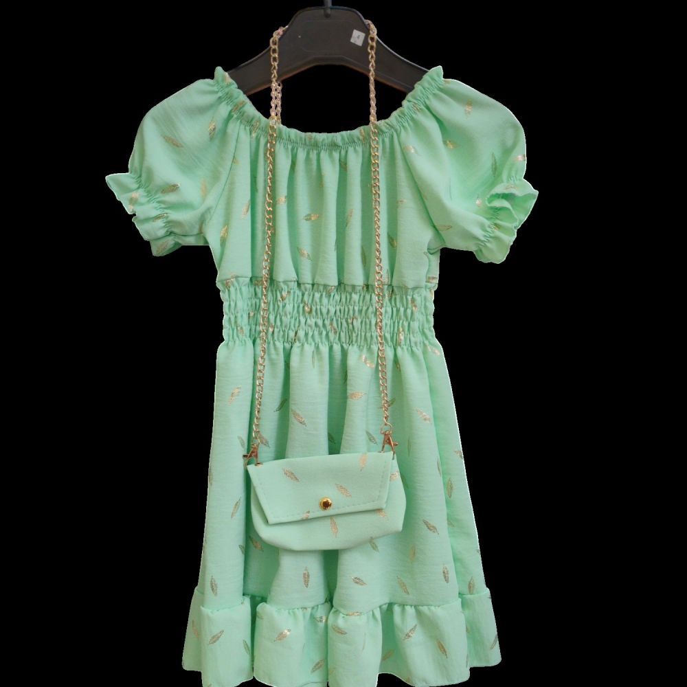 ROBE AVEC PLUME DORE ET PETIT SAC