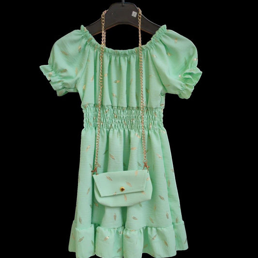 ROBE AVEC PLUME DORE ET PETIT SAC